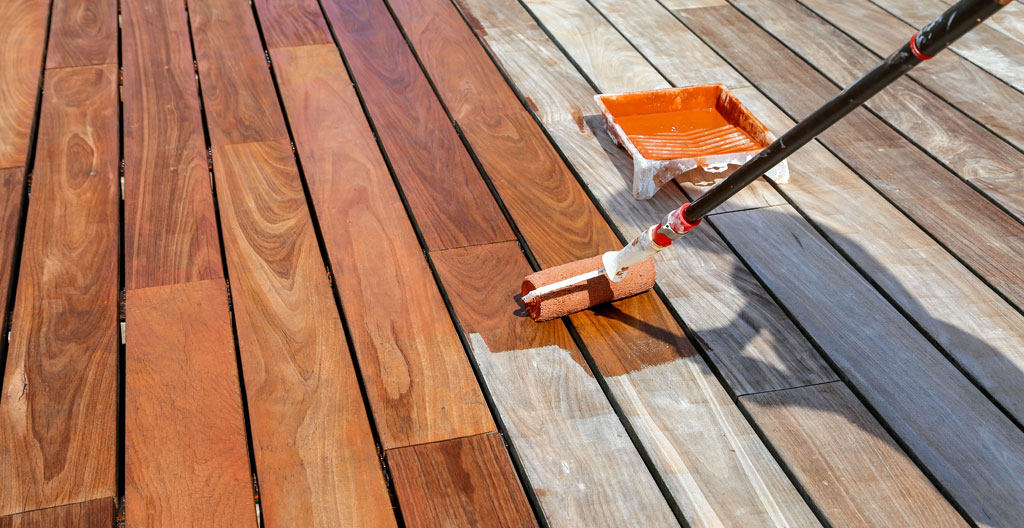 Entretien terrasse bois application saturateur au rouleau