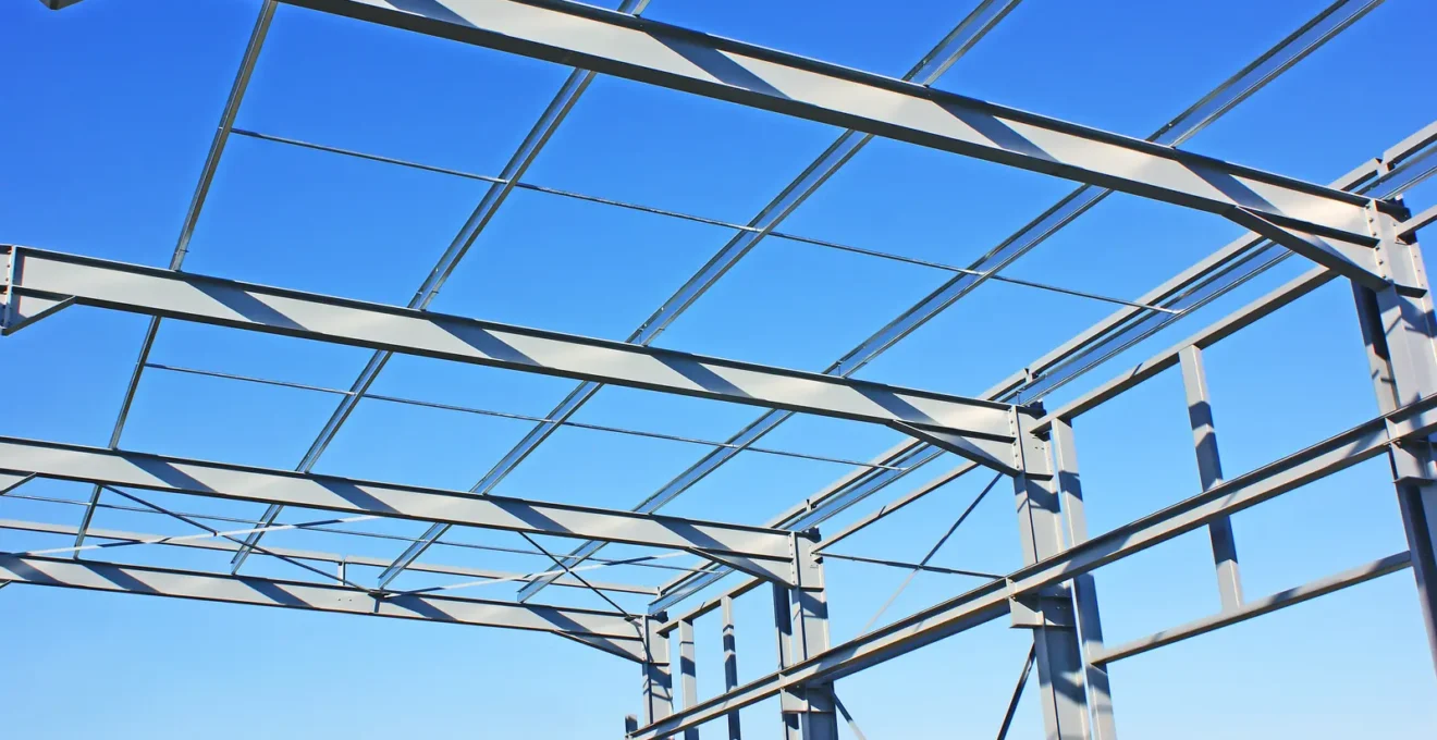 Inspection d'une connexion boulonnée entre poutres métalliques sur structure industrielle